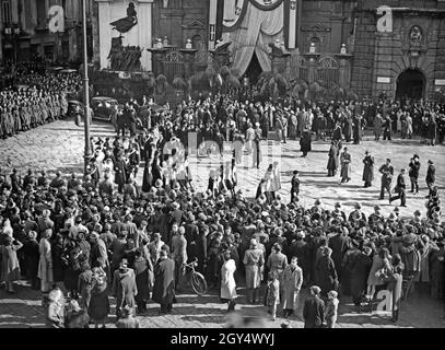 Le 31 janvier 1942, quatre mariages ont eu lieu dans l'église de Santa Maria del Carmine Maggiore à Naples.À cette occasion, quatre soldats qui étaient à l'avant pour l'Italie ont été mariés à leurs épouses par mariage à distance.Les soldats ont donné leur autorité pour le mariage par transmission radio.La photo montre la procession de mariage des épouses sur la Piazza del Carmine en quittant l'église.Le cortège est dirigé par un détachement de Giovani Italiane et fermé par un détachement de femmes d'une autre organisation fasciste.À droite de la photo, plusieurs photographes capturent l'événement. Banque D'Images