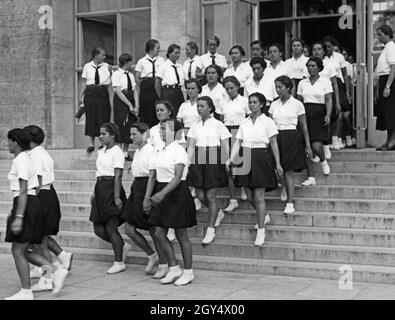 'Le dimanche 13 juin 1937, 1200 membres de l'Opéra Nazionale Balilla sont arrivés à la gare Anhalter Bahnhof de Berlin.Parmi eux se trouvait un détachement de filles de la ''Giovani Italiane'', qui ont été logées au Reichsportfeld.La photo montre les filles italiennes sur le chemin du petit déjeuner.Ils quittent le Forum sportif allemand et marchent jusqu'à l'Adlerplatz.En haut de l'escalier sur la gauche se trouvent six filles du Bund Deutscher Mädel.[traduction automatique]' Banque D'Images