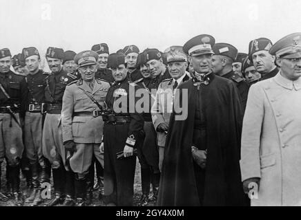 Un groupe d'officiers des jeunes fascistes (Fasci giovanili di combattimento) a visité un test d'équitation de l'école d'équitation (Scuola di Cavalleria) dans le quartier romain Tor di Quinto en 1935.Ils portent des fès, des chemises noires et des pantalons légers (surtout des personnes de la deuxième rangée).Au premier rang se trouvent des officiers militaires de haut rang et des partisans du parti, dont le secrétaire du parti du Partito Nazionale Fascista, Achille Starace (centre, uniforme noir et jumelles).[traduction automatique] Banque D'Images