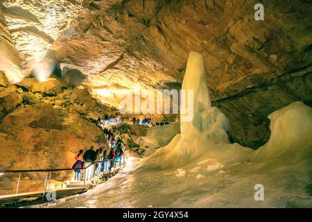 Formations de glace massives et grand sommet glacé à l'intérieur du Parzivaldom à la Dachstein Rieseneishöhle, une grotte de glace géante dans les Alpes autrichiennes Banque D'Images