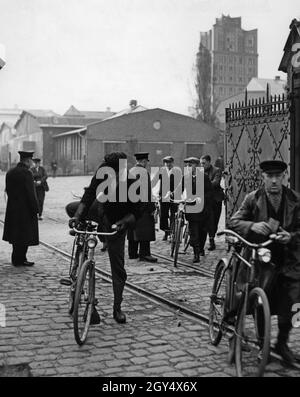 Les travailleurs de l'usine Borsig de Berlin quittent les locaux de l'usine après le travail.[traduction automatique] Banque D'Images