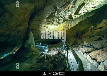 Formations de glace massives et grand sommet glacé à l'intérieur du Parzivaldom à la Dachstein Rieseneishöhle, une grotte de glace géante dans les Alpes autrichiennes Banque D'Images