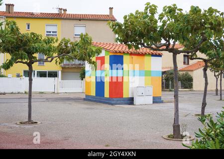 Le Barcarès, France - bâtiment aux couleurs vives et aux couleurs multiples Banque D'Images