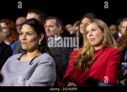 Priti Patel, secrétaire à l'intérieur, écoute le discours du premier ministre, Boris Johnson, comme son épouse, Carrie Johnson l'écoute également. Banque D'Images