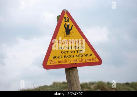 Panneau d'avertissement de sable mou et de boue à Berrow Beach, Somerset, Royaume-Uni Banque D'Images