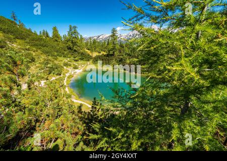 Fantastique vue d'été sur le lac de montagne Märchensee, littéralement lac de conte de fées, sur le plateau de Tauplitzalm, Tauplitz, pays d'Ausseer, Styrie, Autriche Banque D'Images