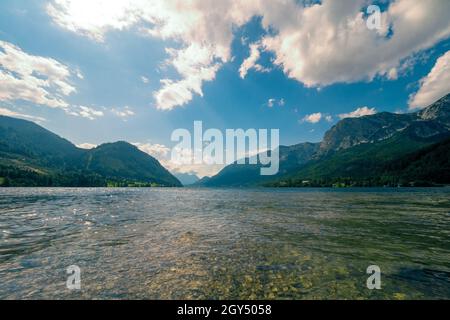 Vue sur le lac Grundlsee, la région de l'Ausseer Land, la Styrie, l'Autriche et les montagnes environnantes - vue depuis le village de Gößl (Gössl) Banque D'Images