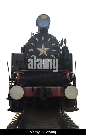 Une vieille locomotive à vapeur se tient devant le soleil brillant sur des rails sur un fond blanc propre avec une coupure.Photographié de l'avant Banque D'Images