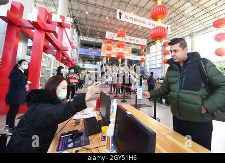 Hangzhou, province chinoise du Zhejiang.20 février 2021.Un marchand étranger présente son code QR au marché international de Yiwu à Yiwu City, dans la province de Zhejiang en Chine orientale, le 20 février 2021.Credit: Gong Xianming/Xinhua/Alamy Live News Banque D'Images