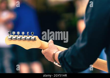 Vue rapprochée d'une guitare électrique jouée par un musicien Banque D'Images