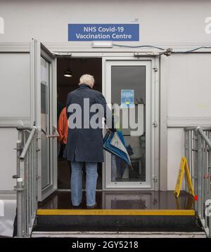 Des personnes âgées font la queue devant un centre de vaccination NHS Covid-19 à Londres, en Angleterre, au Royaume-Uni Banque D'Images