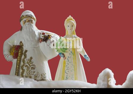 Les symboles traditionnels du nouvel an russe sont le Père Noël et Snow Maiden.Jouets de Noël vintage.L'atmosphère de l'enfance, les miracles du nouvel an. Banque D'Images