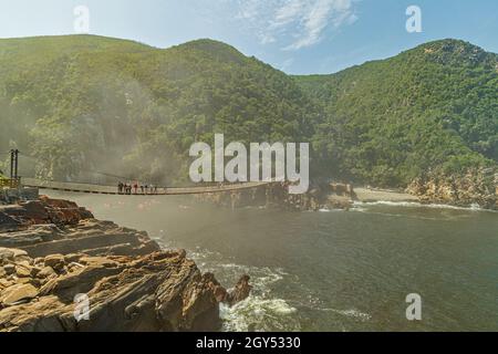 L'embouchure de la rivière Storms avec pont suspendu pendant le midi brumeux au parc national de Tsitsikamma de la route des jardins dans l'ouest du Cap Afrique du Sud. Banque D'Images