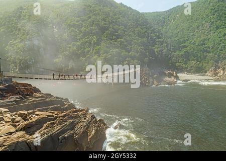 L'embouchure de la rivière Storms avec pont suspendu pendant le midi brumeux au parc national de Tsitsikamma de la route des jardins dans l'ouest du Cap Afrique du Sud. Banque D'Images