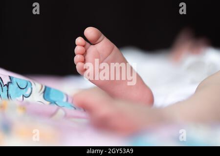 Le pied de bébé sur une couche avec une photo Banque D'Images