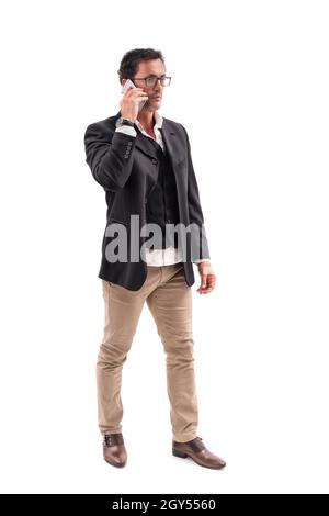 Européen hispanique élégant homme d'âge moyen, posant communiquant sur un smartphone, pour la publicité.Sur fond blanc. Banque D'Images
