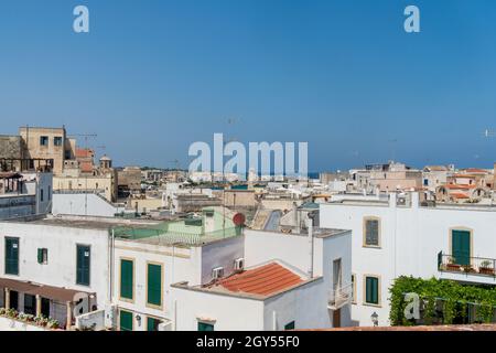 Otranto, Apulia, Italie - 17 août 2021 : vue sur la ville d'Otranto depuis le château aragonais Banque D'Images