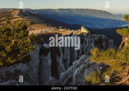 Yalta Crimée 13 octobre 2019.Téléphérique vers le bâtiment supérieur d'ai-Petri au crépuscule.Les dents de la montagne ai-Petri sur fond de nuages bleus.B Banque D'Images