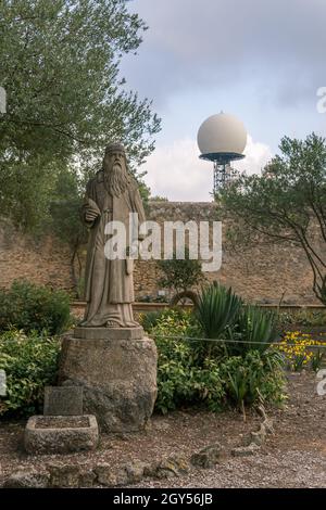 Randa, Espagne; octobre 03 2021: Sculpture en pierre de Ramon Llull, en référence au théologien chrétien médiéval et philosophe Ramon Llull.Situé Banque D'Images