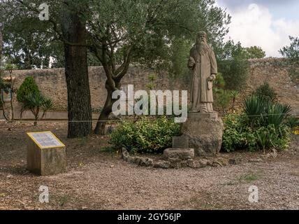Randa, Espagne; octobre 03 2021: Sculpture en pierre de Ramon Llull, en référence au théologien chrétien médiéval et philosophe Ramon Llull.Situé Banque D'Images