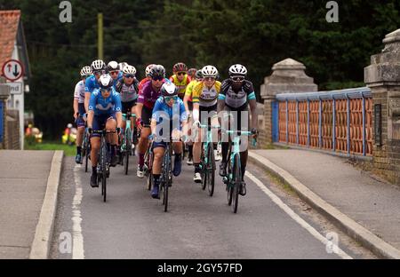 Le peloton traverse Battlesbridge, Essex, au cours de la quatrième étape de la tournée des femmes AJ Bell, de Shoeburyness à Southend-on-Sea.Date de la photo: Jeudi 7 octobre 2021. Banque D'Images