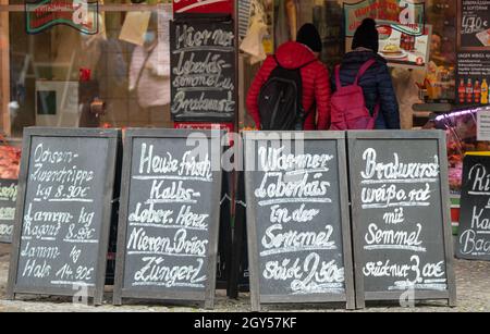 07 octobre 2021, Bavière, Munich : plusieurs panneaux de vente avec des lettres à la main se trouvent devant un boucherie sur le Viktualienmarkt.Photo: Peter Kneffel/dpa Banque D'Images