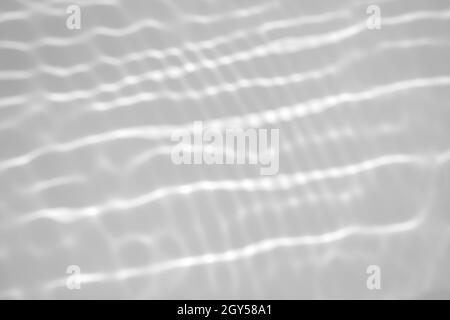 ombre floue et effet caustique de la lumière sur un mur blanc Banque D'Images