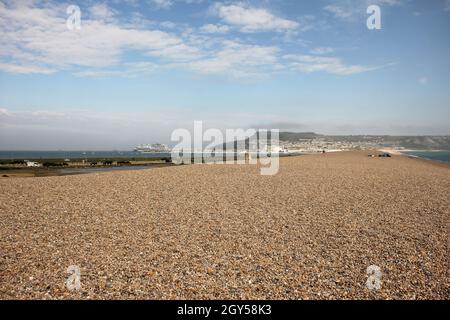 Chesil Beach est une plage de galets de 18 kilomètres de long située sur la côte sud de l'Angleterre dans le comté de Dorset, au Royaume-Uni. Banque D'Images