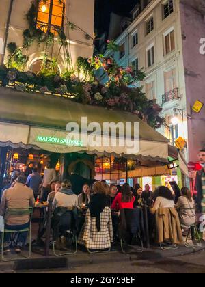 Paris, France, personnes partageant des boissons sur la terrasse, quartier parisien, Saint germain des Prés, French Crowd Cafe 'Maison sauvage' quartier français vintage, scène de rue animée Banque D'Images