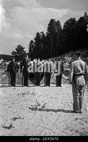 Rekruten der Luftwaffe der Wehrmacht beim formaldienst im Rahmen der militärischen Grundausbildung, Deutschland 1930 er Jahre. Recrues de la Luftwaffe allemande exerçant les commandes de forage dans leur formation militaire de base, Allemagne 1930. Banque D'Images