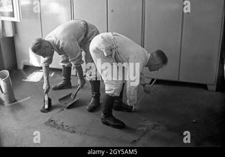Rekruten der Flieger Ausbildungsstelle Schönwalde beim Stuben und Revier reinigen, Deutschland 1930 er Jahre. Le nettoyage de leurs recrues prix, Allemagne 1930. Banque D'Images