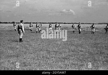 Die Rekruten der Flieger Ausbildungsstelle dans Schützenreihe Geländetag beim Schönwalde, Deutschland, 1930 er Jahre. Les recrues de l'exercice sur le terrain, l'Allemagne des années 1930. Banque D'Images