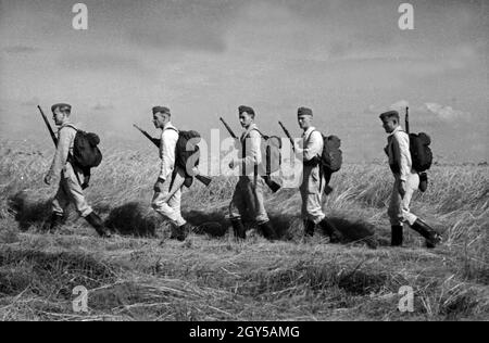 Rekrut der Flieger Ausbildungsstelle Schönwalde bei einer Geländeübung, Deutschland 1930 er Jahre. Recrues à un exercice sur le terrain, l'Allemagne des années 1930. Banque D'Images