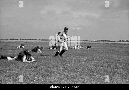 Rekrut der Flieger Ausbildungsstelle Schönwalde bei einer Geländeübung, Deutschland 1930 er Jahre. Recrues à un exercice sur le terrain, l'Allemagne des années 1930. Banque D'Images