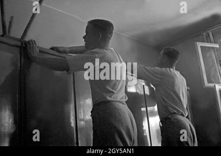 Rekruten der Flieger Ausbildungsstelle Schönwalde beim Stuben und Revier reinigen, Deutschland 1930 er Jahre. Le nettoyage de leurs recrues prix, Allemagne 1930. Banque D'Images