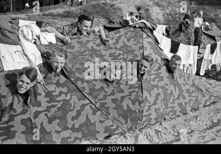 Rekruten der Flieger Ausbildungsstelle Schönwalde im Schlafsack bei einer Geländeübung, Deutschland 1930 er Jahre. Les recrues dans leur sac de couchage à un exercice sur le terrain, l'Allemagne des années 1930. Banque D'Images