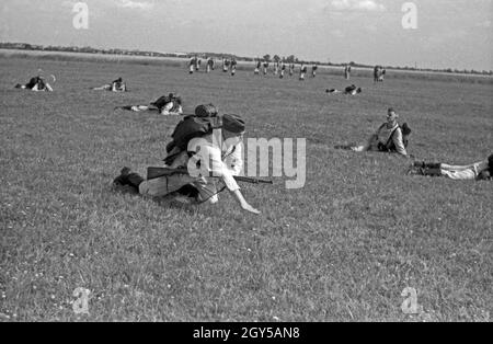 Rekrut der Flieger Ausbildungsstelle Schönwalde bei einer Geländeübung, Deutschland 1930 er Jahre. Recrues à un exercice sur le terrain, l'Allemagne des années 1930. Banque D'Images