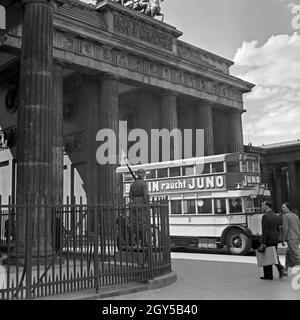 Ein fährt Bus durch das Brandenburger Tor à Berlin, Deutschland 1930er Jahre. Une conduite d'autobus à travers la porte de Brandebourg à Berlin, Allemagne, 1930. Banque D'Images