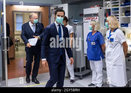 Le prince Carl Philip visite l'hôpital de Visby, à Visby, Gotland, le 07 octobre 2021. Le prince Carl Philip effectue une visite d'une journée dans le comté de Gotland. Photo : Karl Melander / TT / code 75135 Banque D'Images