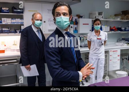 Le prince Carl Philip visite l'hôpital de Visby, à Visby, Gotland, le 07 octobre 2021. Le prince Carl Philip effectue une visite d'une journée dans le comté de Gotland. Photo : Karl Melander / TT / code 75135 Banque D'Images