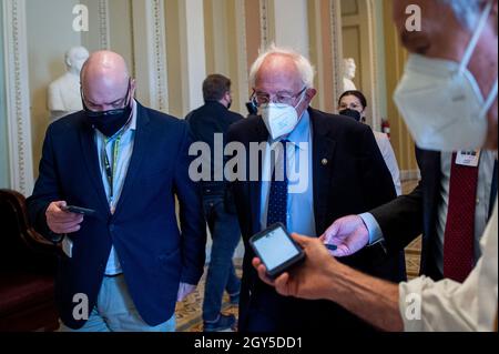 Washington, États-Unis d'Amérique.06e octobre 2021.Le sénateur américain Bernie Sanders (indépendant du Vermont) discute avec des reporters alors qu'il s'en va de la salle du Sénat lors d'un vote au Capitole des États-Unis à Washington, DC, le mercredi 6 octobre 2021.Crédit: Rod Lamkey/CNP/Sipa USA crédit: SIPA USA/Alay Live News Banque D'Images