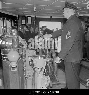 Steuerleute Offiziere und auf der Brücke des deutschen Passagierschiffs 'Europa', 1930er Jahre Deutschland. Officiers et marins sur le pont du navire à passagers allemand 'Europa', Allemagne 1930. Banque D'Images