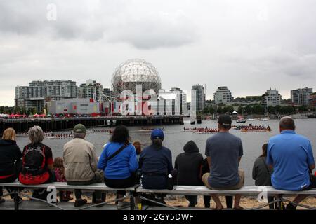 VANCOUVER, CANADA - 23 juin 2021 : un horizon du Science World et du stade BC place lors d'un festival de bateaux-dragons Banque D'Images