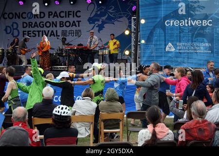 VANCOUVER, CANADA - 23 juin 2021 : un groupe de personnes dans le festival des bateaux-dragons Banque D'Images