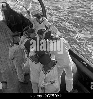 Marinerekruten der 2. Minensuchflottille bei der Ausbildung mit ihrem Bootsmann, 1930er Jahre Deutschland. Les recrues de la marine de la 2e flottille de dragueur de l'exercice avec leur maître de l'Allemagne des années 1930. Banque D'Images
