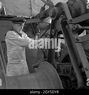 Marinerekrut der 2. Minensuchflottille bei der Ausbildung suis Geschütz, 1930er Jahre Deutschland. Recrutement de la 2e marine flottille de dragueur de l'exercice à un canon, Allemagne 1930. Banque D'Images