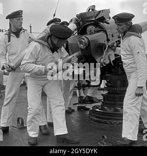 Marinerekruten der 2. Minensuchflottille bei der Ausbildung suis Geschütz, 1930er Jahre Deutschland. Les recrues de la marine de la 2e flottille de dragueur de l'exercice à un canon, Allemagne 1930. Banque D'Images