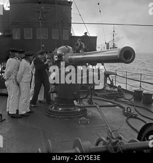Marinerekruten der 2. Minensuchflottille bei der Ausbildung mit ihrem Bootsmann suis Geschütz, 1930er Jahre Deutschland. Les recrues de la marine de la 2e flottille de dragueur de l'exercice avec leur maître à la cannon, Allemagne 1930. Banque D'Images