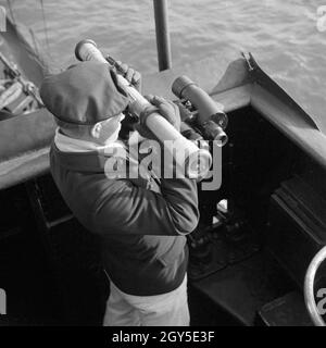 Marinerekrut der 2. Minensuchflottille bei der Ausbildung am 8er Jahre 1930, Deutschland. Recrutement de la 2e marine flottille de dragueur de l'exercice à un binoculaire, Allemagne 1930. Banque D'Images