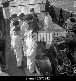 Marinerekruten der 2. Minensuchflottille bei der Ausbildung mit ihrem Bootsmann, 1930er Jahre Deutschland. Les recrues de la marine de la 2e flottille de dragueur de l'exercice avec leur maître de l'Allemagne des années 1930. Banque D'Images